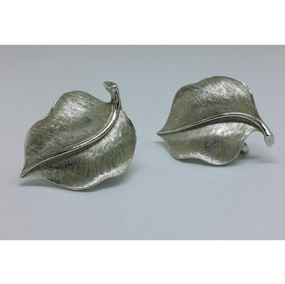 Vintage Trifari silvertone leaf clip on earrings - Picture 3 of 8